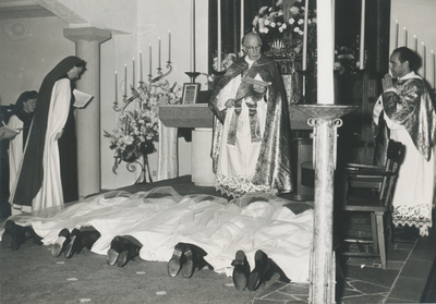 879196 Afbeelding van de wijding van 'nieuwe' Zusters Augustinessen, door pater Sebastianus van Nuenen, in de kapel van ...